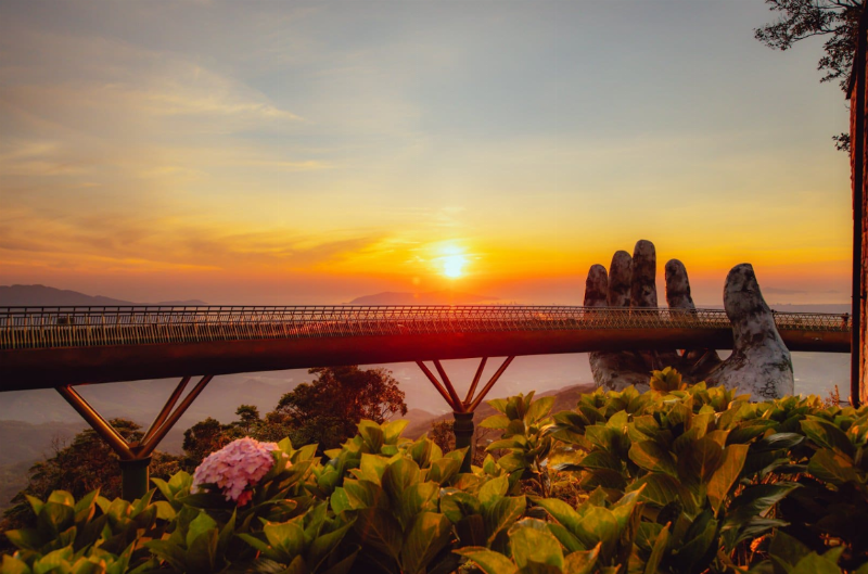 Cầu Vàng Bà Nà Hills Đà Nẵng với kiến trúc độc đáo được nâng đỡ bởi bàn tay khổng lồ, điểm check-in nổi tiếng